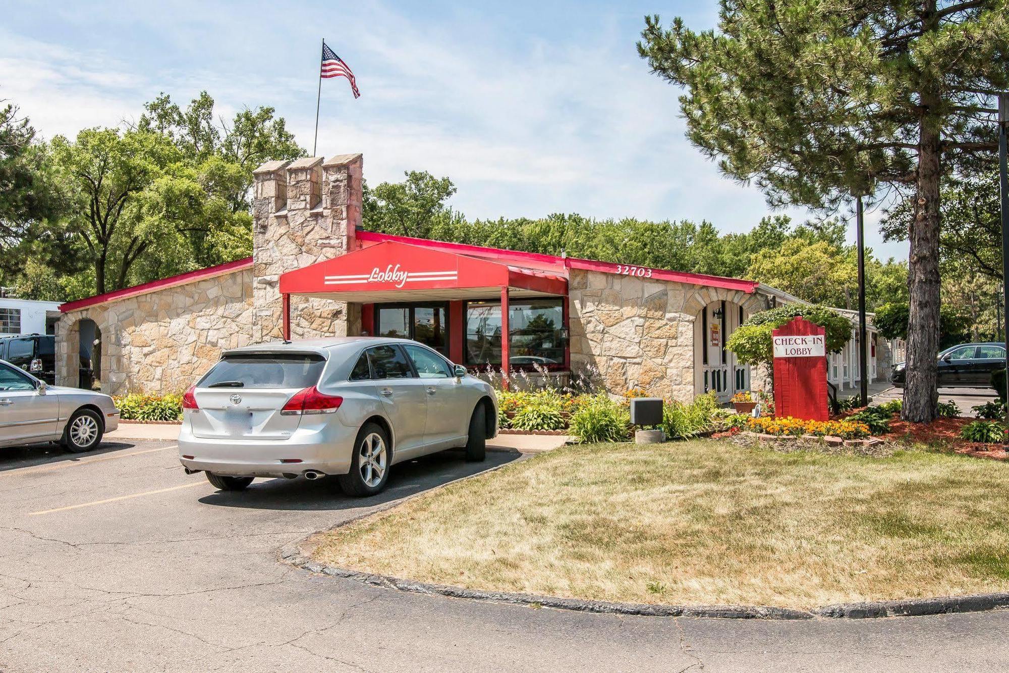 Rodeway Inn Madison Heights Exterior photo